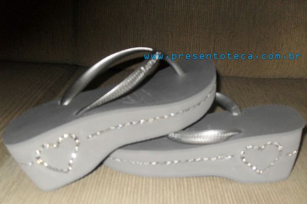Chinelo em solado alto 27