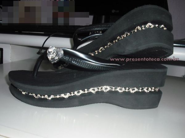 Chinelo 43 em strass