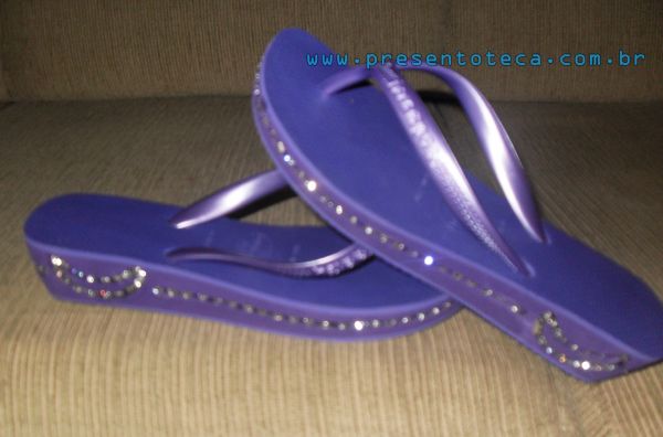 Chinelo em solado médio/alto 30